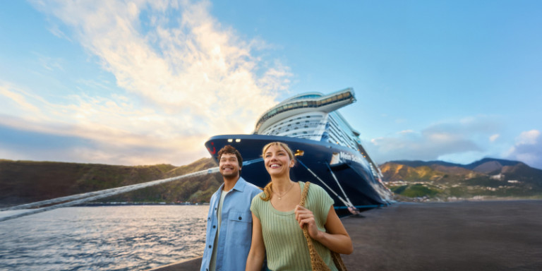 Pärchen vor der Mein Schiff